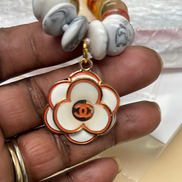 Elegant Multicolor Beaded Necklace with Floral Pendant - NWT - Picture 15 of 15